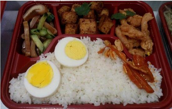 我國(guó)快餐行業(yè)起步晚，發(fā)展快，綠色食品將更為人們所重視?