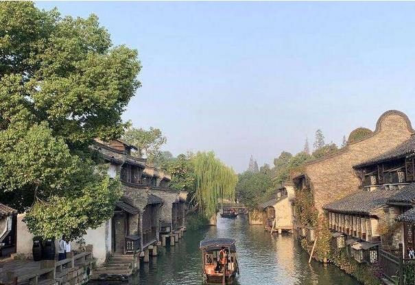 2017年，中國(guó)數(shù)字經(jīng)濟(jì)總量達(dá)27.2萬(wàn)億元，數(shù)字經(jīng)濟(jì)對(duì)GDP增長(zhǎng)貢獻(xiàn)率達(dá)55%