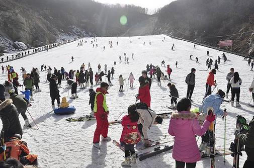 2017-2018冰雪季，我國(guó)冰雪旅游人數(shù)達(dá)到1.97億人次，冰雪旅游收入約3300億元