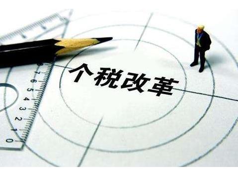11月份，全國一般公共預算收入10775億元，同比下降5.4%，支出16431億元，同比下降0.8%??