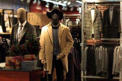 服裝實體店經(jīng)營想要獲得更多的發(fā)展機(jī)遇，創(chuàng)新和改革刻不容緩